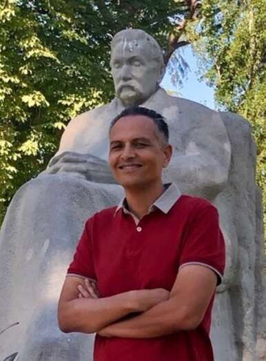 Santiago Gil, junto a la escultura dedicada a Benito  Pérez Galdós en el Parque del Buen Retiro (Foto TA)